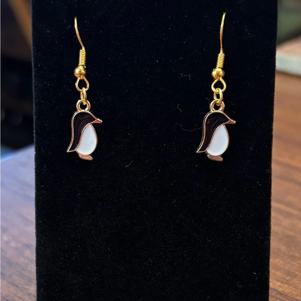 New 3pc set handmade Adorable Penguin Earrings with matching pendant charm